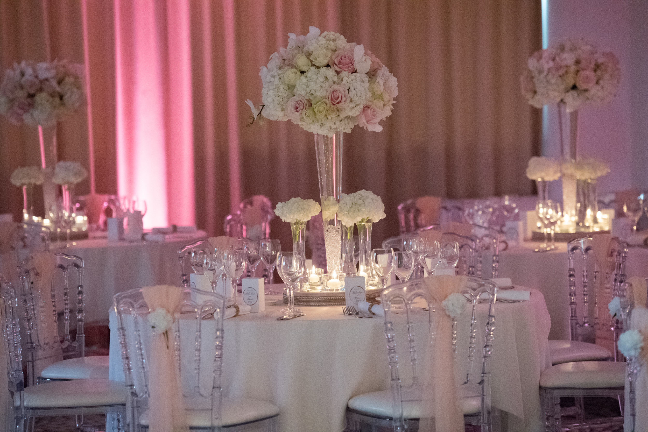 Chemin de table rose clair en mousseline de soie | Location décoration  mariage Ile de France